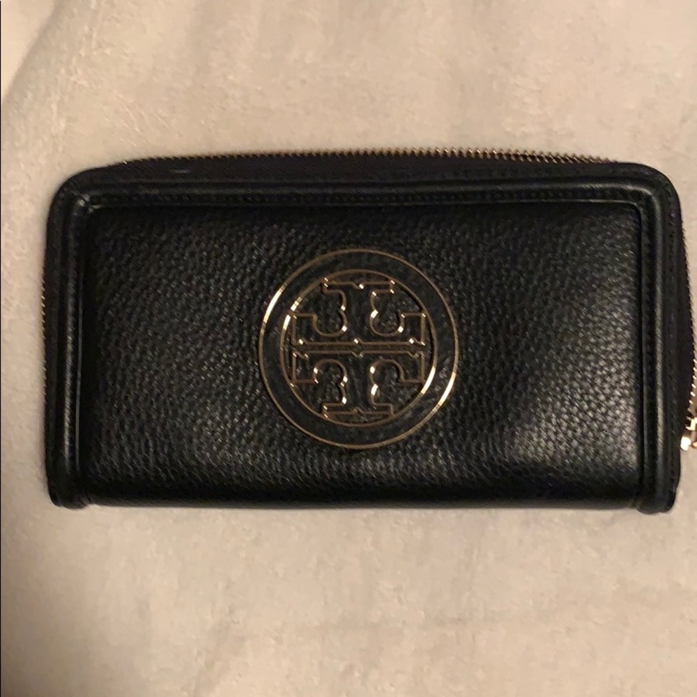 Tory Burch black pebbled leather zip wallet